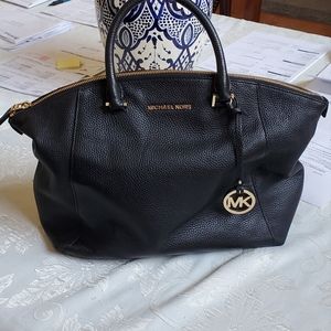 Michael Kor black leather purse